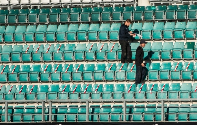 A. Le Coq Arenal oldi esmaspäeval ametis toolide kinnisidumisega, et tagada pealtvaatajate hajutatus. Foto: Brit Maria Tael