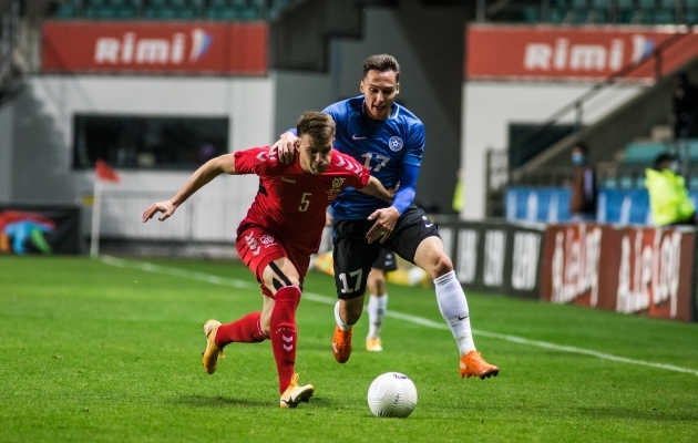 Siim Luts sai k&otilde;vasti v&otilde;idelda mullu Narva Transis m&auml;nginud Markas Benetaga (nr 5). Foto: Jana Pipar / jalgpall.ee