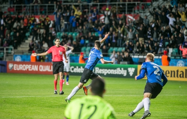 Kohtunik n&auml;itab v&auml;ravat, Mattias K&auml;idil on t&auml;histamiseks k&auml;si p&uuml;sti - selline oli vaatepilt, kui Eesti koondis viimati Tallinnas m&auml;ngu v&otilde;itis. Foto: Brit Maria Tael