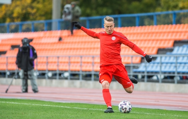 Andrei Sidorenkovi kaudu liikus pall ohtralt. Foto: Jana Pipar / jalgpall.ee