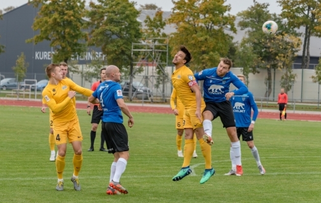 Tallinna Kalev ja FC Kuressaare kohtusid viimati oktoobri alguses. Toona võitis Kalev 1:0, aga Premium liiga viimast kohta neil vältida ei õnnestunud. Foto: Allan Mehik