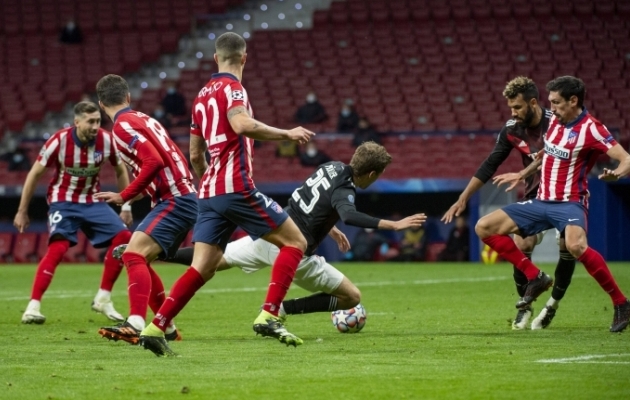 Felipe kukutab Thomas M&uuml;lleri ja M&uuml;ncheni Bayern teenib penalti. Foto: M&uuml;ncheni Bayerni Twitter