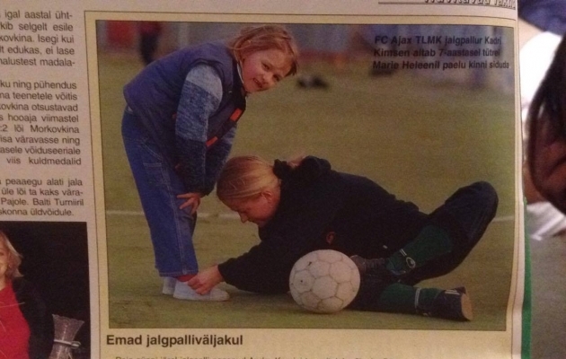 Ajakirjas "Eesti jalgpall 2004" ilmunud artiklit "Emad jalgpalliväljakul" kaunistas pilt Marie Heleen Lisette Kikkasest ja Kadri Kimsenist. Foto: erakogu