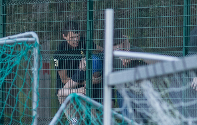 KARM! Vana hea jalgpallikähmlus eskaleerus ja ühele sõideti korkidega otse lõuga