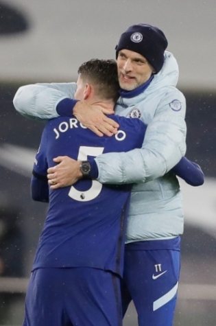 Chelsea peatreener Thomas Tuchel embab v&otilde;iduv&auml;rava l&ouml;&ouml;nud Jorginhot. Foto: Scanpix/ Kirsty Wigglesworth / AFP