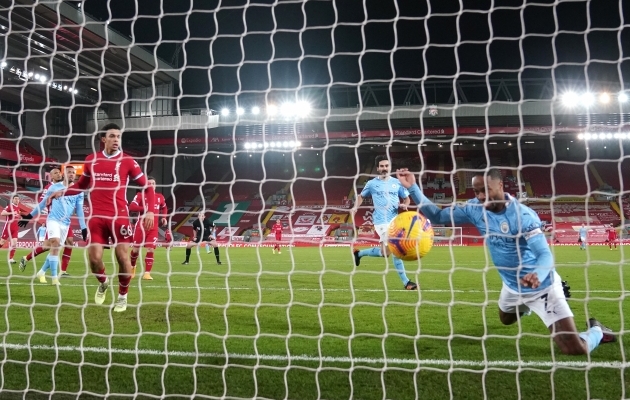 Raheem Sterling viib Alissoni teise prohmaka j&auml;rel Manchester City 3:1 juhtima. Foto: Scanpix / Jon Super / PA