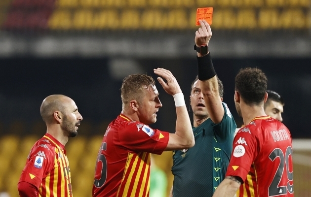 Benevento keskkaitsja ja peatreener kaotasid närvid, aga Roma jäi uustulnuka vastu nullile