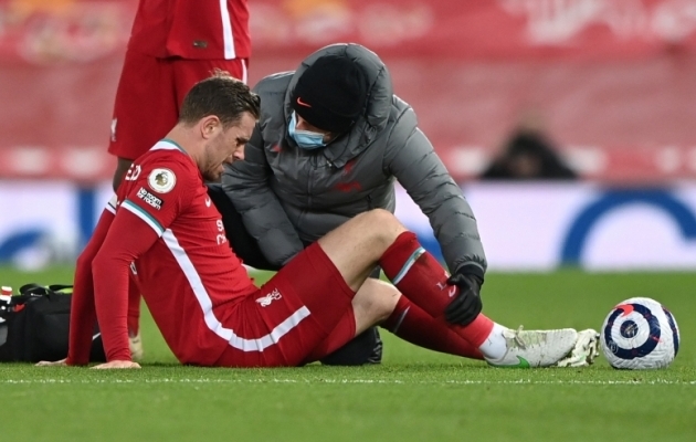 Liverpooli kapten Jordan Henderson sai vigastada nädalavahetuse mängus Evertoniga. Foto: Scanpix / Reuters/ Laurence Griffiths