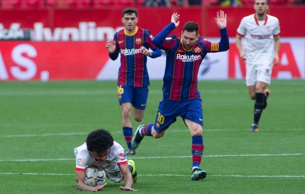 Lionel Messi on teinud l&uuml;hikese aja jooksul teise vea j&auml;rjest ning on t&otilde;stnud k&auml;ed nagu s&uuml;&uuml;dlane, keda politsei arreteerima asub. Sedapuhku ta p&auml;&auml;ses. Foto: Scanpix / Joaquin Corchero / AFP7 via ZUMA Wire