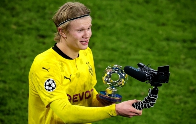 Erling Braut Haaland on nii hea jalgpallur, et hoia m&uuml;tsi kinni! Lisaks suudab ta intervjuud andes olla iseenda kaameramees. Tehke j&auml;rgi v&otilde;i makske kinni! Foto: Scanpix / EPA / Freidemann Vogel