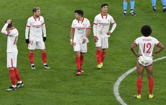 Pettunud Sevilla m&auml;ngijad p&auml;rast l&otilde;puvilet. Foto: Scanpix / AP / Martin Meissner
