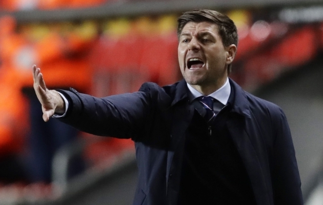 Steven Gerrard kurtis Prahas tiitlipohmelli üle