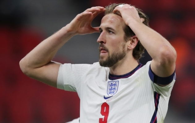Pool t&ouml;&ouml;d juba tehtud! N&auml;gu, mida teha, kui Inglismaa valikgrupis kahe parema seast v&auml;lja j&auml;&auml;b, on meeskonna kaptenil Harry Kane'il kenasti selge! Foto: Scanpix / Reuters / Florion Goga