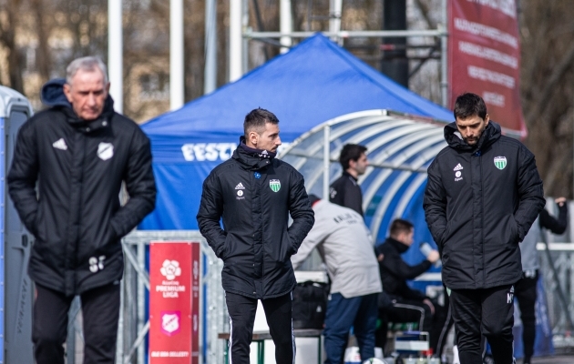 Levadia kaaspeatreener Vladimir Vassiljev (keskel) koos Marko Saviciga (paremal) plaani arutamas. Foto: Jana Pipar / jalgpall.ee