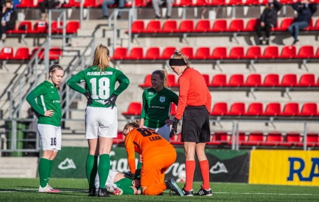 Kristiina Tullus (pikali maas) sai vigastada Superkarikafinaalis Tallinna Kalevi vastu. Foto: Jana Pipar / jalgpall.ee