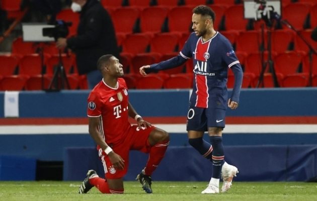Müncheni Bayerni poolkaitsja David Alaba (vasakul) ja Pariis Saint-Germaini ründaja Neymar pärast lõpuvilet. Foto: Scanpix / Reuters / Christian Hartmann