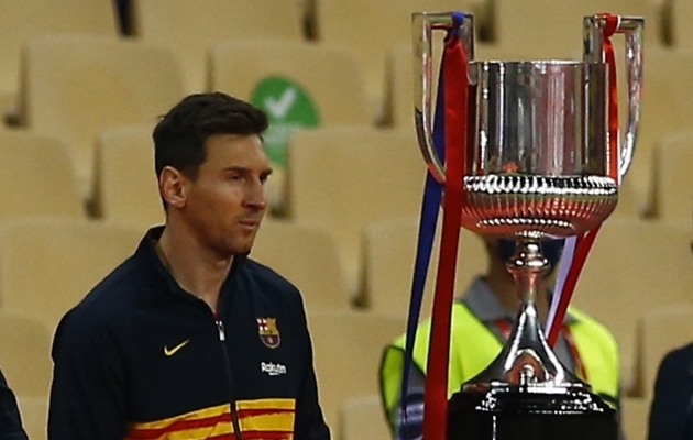 Lionel Messi ja kuningate karikas. Foto: Scanpix / Marcelo Del Pozo / REUTERS