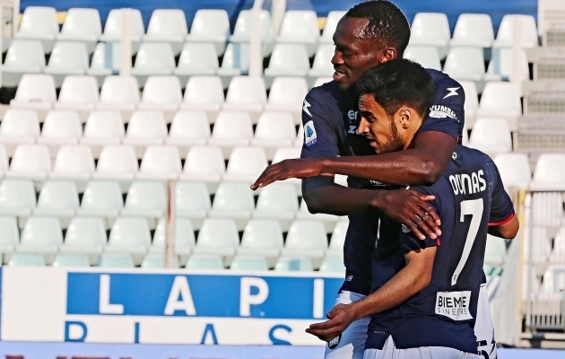 Simy ja Adam Ounas t&auml;histavad. Foto: Scanpix / Elisabetta Baracchi / EPA