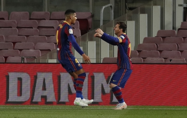 Barcelona pallurid Ronald Araujo ja Lionel Messi t&uuml;hjade trib&uuml;&uuml;nide ees v&auml;ravat t&auml;histamas. Foto: Scanpix / Albert Gea / Reuters