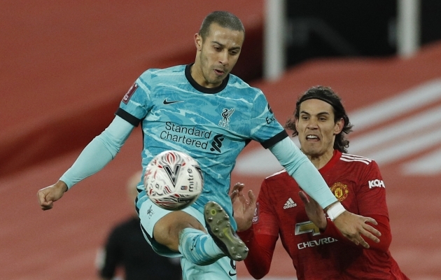 Thiago (Liverpool, vasakul) ja Edinson Cavani (Manchester United, paremal). Foto: Scanpix / Phil Noble / Pool via AP