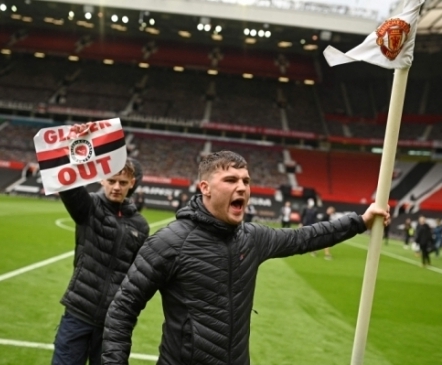 Unitedi ja Liverpooli duell lükati staadionile tunginud fännide tõttu edasi