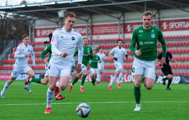 FC Flora keskkaitsja Markkus Seppik (paremal) takistamas N&otilde;mme Kalju r&uuml;ndajat Alex Matthias Tamme. Foto: Liisi Troska / jalgpall.ee