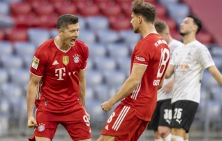 Bayern tähistas tiitlit uude sajandisse astunud Lewandowski kübara ja tenniseskooriga