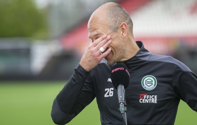 Arjen Robben pidi intervjuu jooksul ka pisaraid pühkima. Foto: imago-images.de