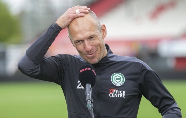 Vinge mees! Emotsionaalne Robben sõitis mängult koju hollandlasele kohase sõiduvahendiga