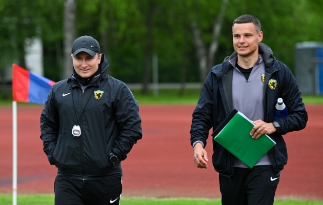 Pärnu peatreener Taavi Midenbritt (vasakul). Foto: Liisi Troska / jalgpall.ee