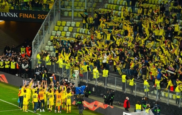 Villarreali meeskond ja fännid Gdanski staadionil. Foto: Scanpix / AFP / Aleksandra Szmigiel