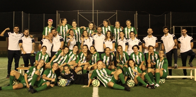 Võistkond Juventud Torremolinos C.F. koos oma taustajõududega. Birgit Albert viimases reas paremalt esimene. Foto: Dacil Pomares