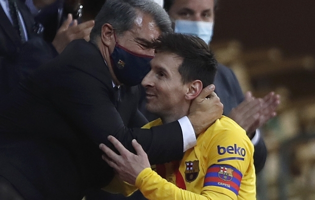 FC Barcelona president Joan Laporta embab klubi kaptenit Lionel Messit pärast 17. aprillil mängitud Hispaania karikafinaali, kus Barcelona alistas Bilbao Athletici. Foto: Scanpix / AP / Angel Fernandez