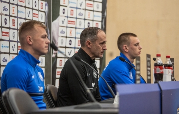 Eesti jalgpallikoondise peatreener Thomas Häberli (keskel) tänasel pressikonverentsil Helsingis. Foto: Jana Pipar / jalgpall.ee
