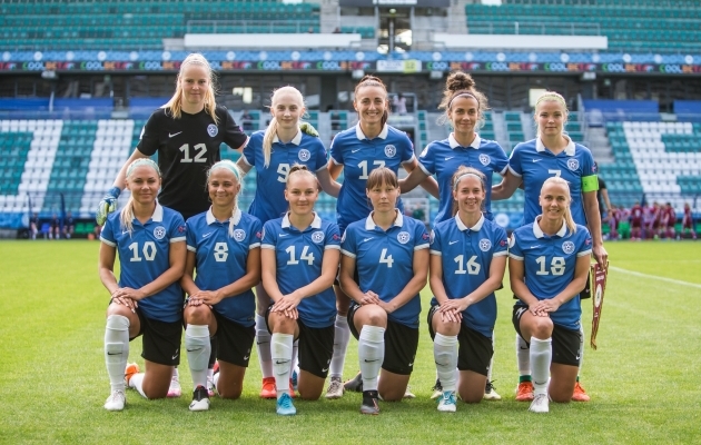Eesti naiste jalgpallikoondis enne mullust mängu Lätiga. Foto: Jana Pipar / jalgpall.ee