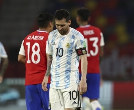 Messi lõi juubelipenalti sisse, kuid punktinäljas Tšiili jättis Argentinale vaid viigi  (Uruguay kurjustas kohtunikuga) 