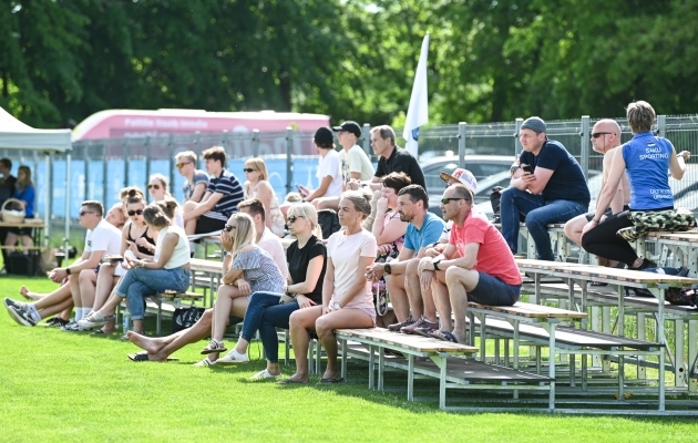 Pealtvaatajad laupäevasel Saku Sportingu ja Põlva Lootose naiskondade mängul. Foto: Liisi Troska / jalgpall.ee