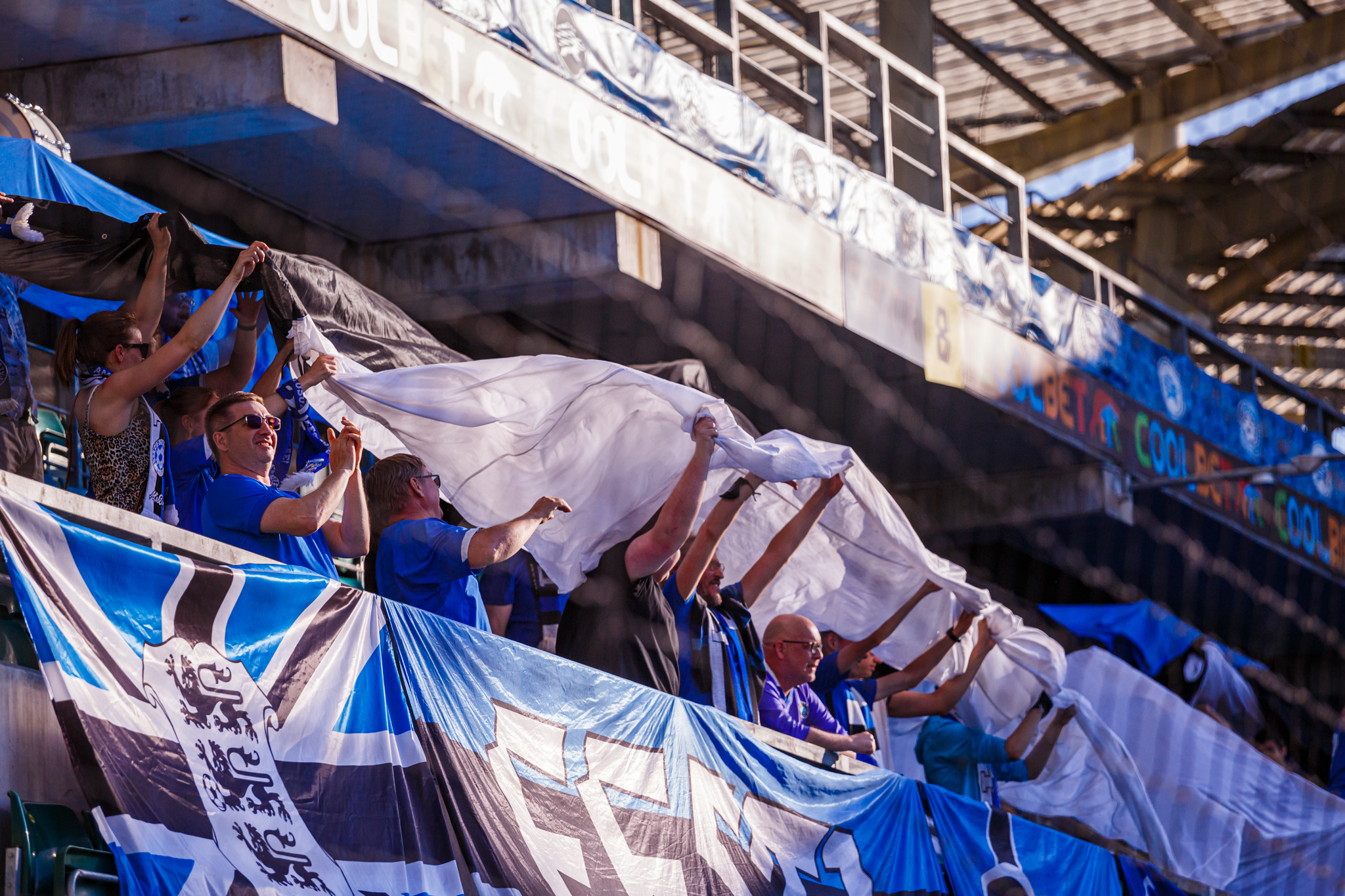 Fotod: UEFA keelas Eesti fännisektoris Aafrika riigi lipu