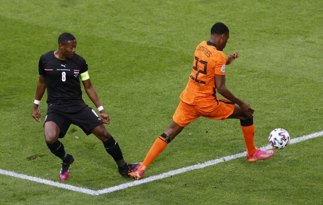 David Alaba viga Denzel Dumfriesi vastu andis Hollandile mängu alguses penalti, mille Memphis Depay realiseeris. Foto: Scanpix / Reuters / Koen Van Weel