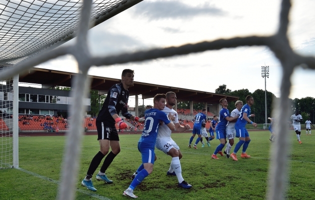K&otilde;rvetava p&auml;ikese all alanud m&auml;ng l&otilde;ppes &auml;ikese ja m&uuml;rinaga. Foto: Imre P&uuml;hvel