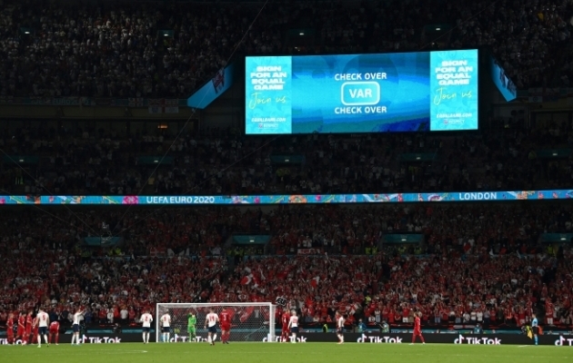 Wembley staadioni tabloo teatab konkreetselt "Check over", mis tähendab, et penalti jääb kehtima. Foto: Scanpix / Reuters / Paul Ellis