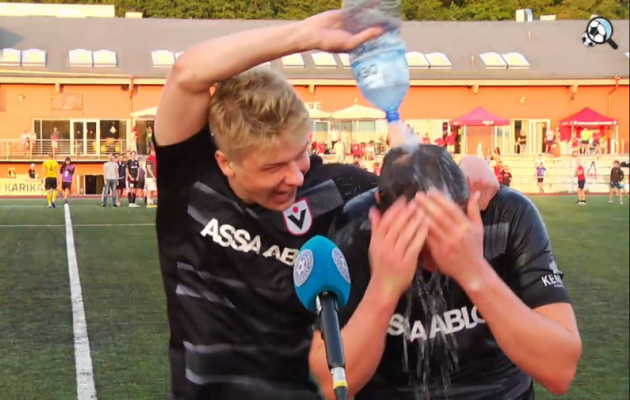  Stay hydrated!  Operile toodi intervjuu ajal sõbralikult pudel vett