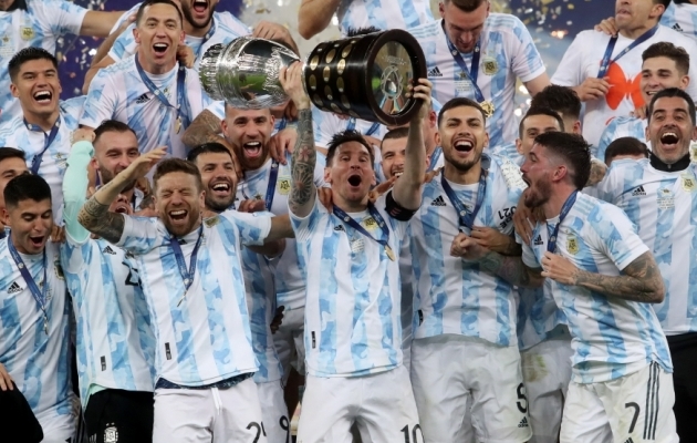 Argentina koondise kapten Lionel Messi Copa America karikaga. Foto: Scanpix / Reuters / Amanda Perobelli
