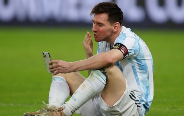 Lionel Messi pärast võidukat finaali staadionimurul istumas ja lähedastega videokõnet pidamas. Foto: Scanpix / Reuters / Ricardo Moraes