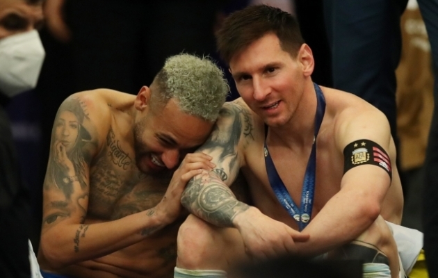 Neymar ja Lionel Messi pärast Copa America finaali muljeid vahetamas. Foto: Scanpix / Reuters / Ricardo Moraes