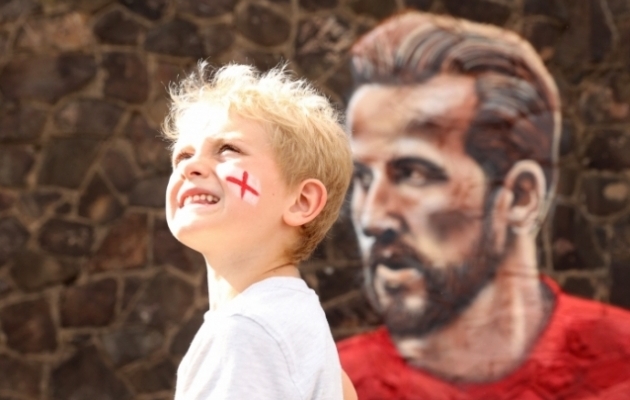 Noor Inglismaa koondise toetaja Harry Kane'i kujutava seinajoonistuse juures. Foto: Scanpix / Reuters / Lee Smith
