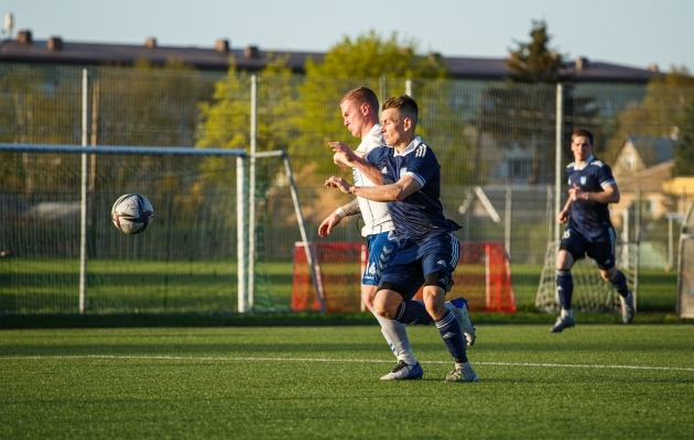 Vladislav Ogorodnik (sinises) hooaja esimeses mängus Pärnuga. Foto: Oliver Tsupsman (arhiiv)