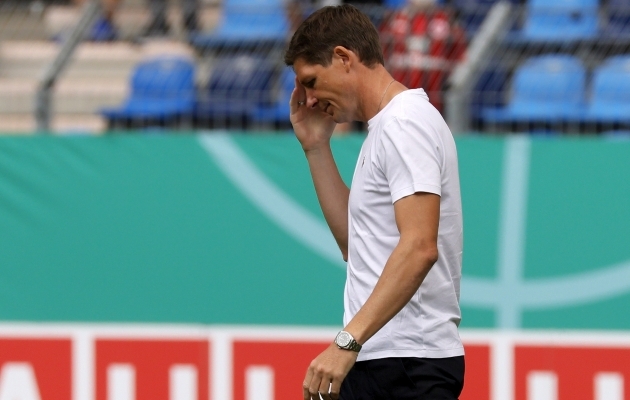 Eintracht sai uue treeneri debüütmängus väikselt vennalt piinliku sahmaka