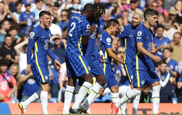 Karikaid kergitanud meeskonnad alustasid edukalt, Everton ja Brighton pöörasid kaotusseisu võiduks