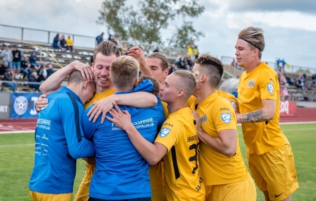 FC Kuressaare meeskond tähistab võiduväravat FC Flora vastu. Foto: Allan Mehik